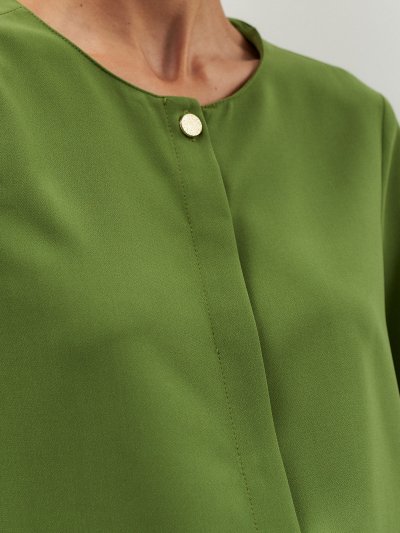 Camisa com Vista Oculta em Crepe Verde