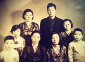 (Sr. Kyung, Sra. Chae e seus familiares)